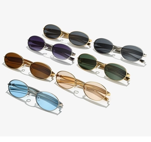 Détail de lunettes de soleil ovales vintage en sept couleurs avec monture métal