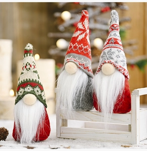 Detail van kerstkabouters met gebreide sneeuwvlokmutsen en lange witte baarden in decoratie