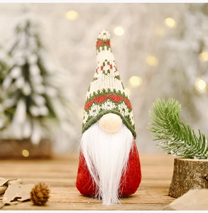 Detail van kerstkabouter met Scandinavisch gebreide muts en witte lange baard
