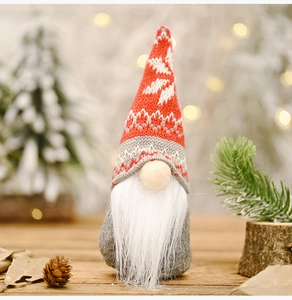 Detail van kerstkabouter met rood-grijze sneeuwvlok gebreide muts en een witte baard