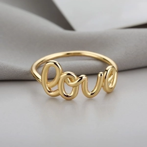 Polierter goldener Love-Schriftzug Ring mit elegantem minimalistischem Design für Paare