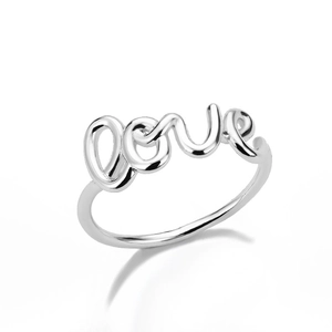 Detailansicht des silbernen LOVE-Rings mit polierter Oberfläche im Minimal-Stil