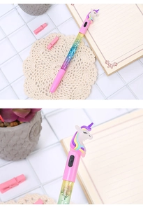 Dettaglio della simpatica penna gel unicorno rosa luminosa con sabbia glitterata colorata