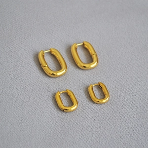 Boucles d'oreilles créoles ovales en forme de U dorées minimalistes en deux tailles variées