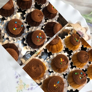 Dettaglio di cupcake al cioccolato e vaniglia in pirottini di carta bianca pieghettata