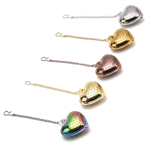 Vijf verschillende kleuren hartvormige roestvrijstalen theezeefjes met ketting