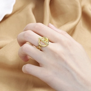 Anillo de cadena minimalista de oro con hebilla OT para mujer presentado sobre elegante satén