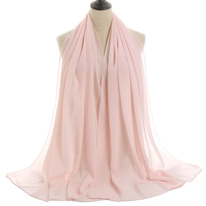 Eleganter hellrosa Chiffon-Hidschab-Schal für Damen, auf einer Schaufensterpuppe