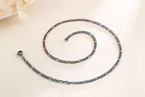 Détail macro d'un collier Figaro en acier titane arc-en-ciel sur fond minimaliste