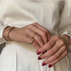 Chic 925 sterling silver gold twisted ring and bracelet set worn on model