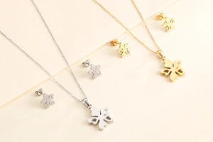 Détails des parures de bijoux trèfle évidées en or et argent avec petits cristaux