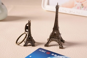 Modello vintage della Torre Eiffel in bronzo e portachiavi con carta per riferimento