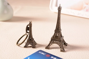 Dettaglio macro di ornamenti in metallo della Torre Eiffel in bronzo con scritte incise