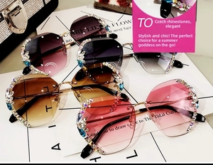 Detailed flat lay of oversized rimless sunglasses featuring sparkling rhinestone edges
