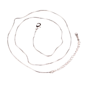 Collana a catena box in argento lucido con chiusura a moschettone e ciondolo a cuore bianco