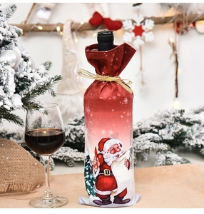 Vista dettagliata del copribottiglia di vino in velluto rosso con stampa di Babbo Natale