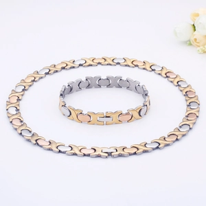 Set di gioielli in acciaio al titanio con collana e bracciale a cuore argento e oro rosa