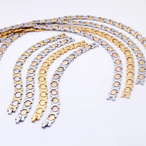 Set di gioielli in acciaio al titanio con bracciali a maglie X in oro e argento lucido