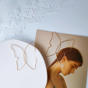 Grandi orecchini a farfalla traforati minimalisti con placcatura in oro 14K da donna