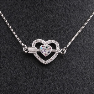 Vue détaillée d'un bracelet en argent avec pendentif cœur en zircons colorés et flèche
