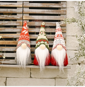 Detail van drie kerstkabouters met sneeuwvlok gebreide mutsen en lange witte baarden