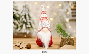 Detail van kerstkabouter met sneeuwvlok gebreide muts en witte baard op houten tafel