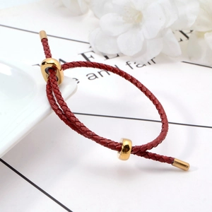 Bracelet ajustable en corde tressée rouge avec breloques dorées en 3D et fermoir