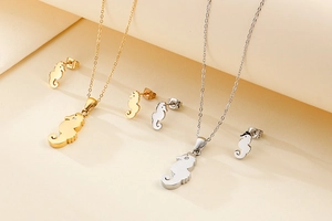 Dettaglio di un set di collana e orecchini a forma di cavalluccio marino in oro e argento