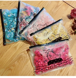 Détail d'élastiques à cheveux colorés pour enfants avec motifs de dessins animés variés