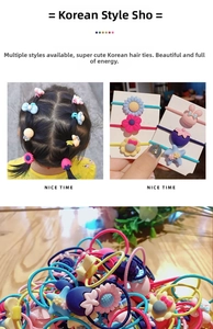 Détail d'élastiques à cheveux colorés pour enfants avec breloques fleurs et lapins