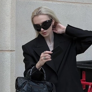 Y2K futuristic rimless sunglasses with oversized wrap-around design for a cyberpunk look