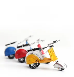 Macro-opname van vintage miniatuur metalen scooter modellen met verweerde roesttexturen