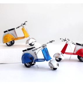 Detailansicht der Retro-Roller-Modelle aus Eisen mit handgefertigtem Vintage-Finish und Textur