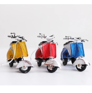 Set aus drei Vintage-Metall-Motorrad-Anhängern in Rot, Gelb und Blau mit rustikalem Finish