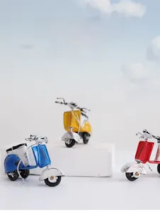 Detail van vintage ijzeren scootermodellen met verouderde afwerking in rood, blauw en geel