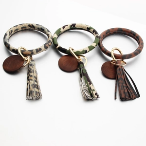PU-lederen sleutelhanger met luipaardprint, kwastje en ronde houten hanger