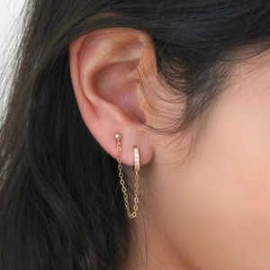 Detail of gold chain earring with micro-p镶嵌 zircon hoop and ball stud on ear
