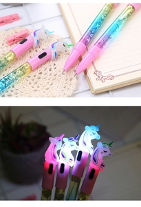 Dettaglio delle penne unicorno con effetti di luce e sabbie mobili colorate glitter