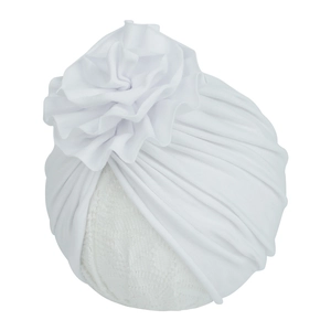 Gros plan du bonnet turban blanc en coton pour bébé avec grande décoration florale