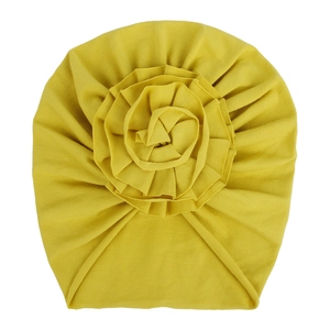 Détail du bonnet turban pour bébé jaune gingembre avec grande fleur plissée faite main