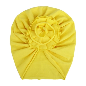 Détail du bonnet turban jaune pour bébé en coton doux avec une grande fleur 3D décorative