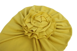 Gros plan d'un turban bébé jaune vif avec grand détail de fleur en tissu superposé