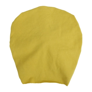 Détail du bonnet en tricot jaune pour bébé avec tissu en coton doux et bordure élastique