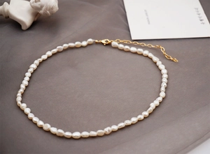 Dettaglio della collana di perle barocche d'acqua dolce con chiusura a moschettone oro