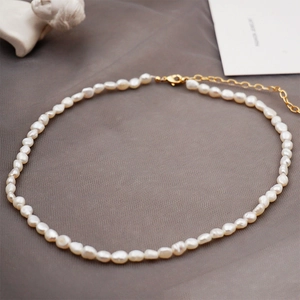 Elegante collana girocollo in perle d'acqua dolce barocche con chiusura a moschettone