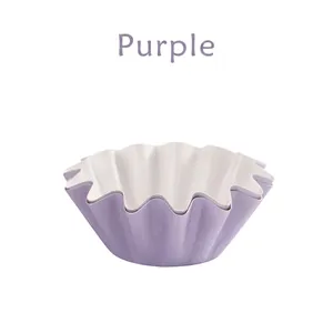 Dettaglio di pirottini per cupcake viola a forma di fiore resistenti al calore