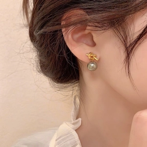 Elegant 925 sterling silver gold knot stud earrings featuring a round grey pearl