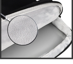 Primer plano del forro de felpa gris suave y cremallera de la funda para computadora