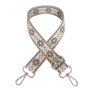 Dettaglio tracolla etnica jacquard grigia con motivi geometrici e ganci in metallo