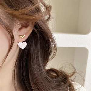 S925 silver needle pink heart stud earrings with gold finish and mother of pearl texture